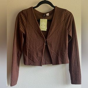 Cute brown crop top with sleeves
